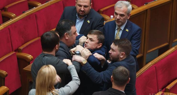 Депутаты подрались в Раде перед уходом на каникулы