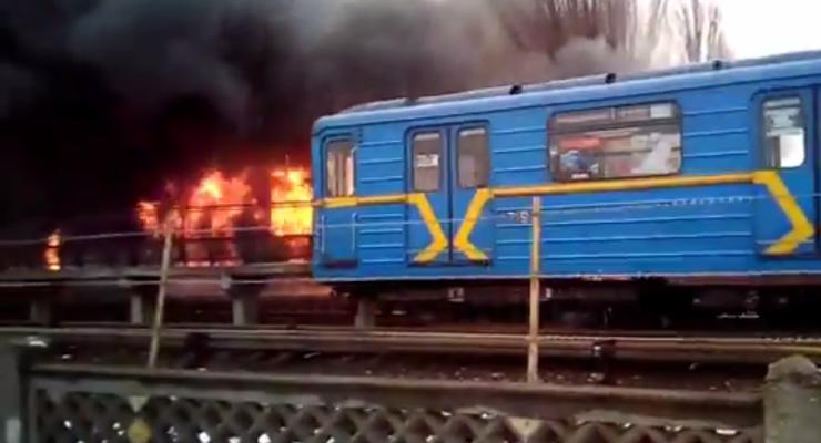 В Киеве возле метро Лесная горел рынок