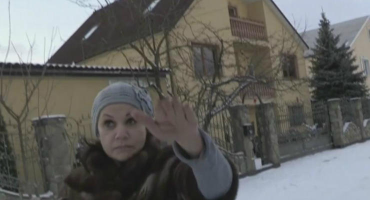 Жена чиновника ГФС пыталась разбить камеру журналистам