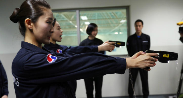 Авиакомпания Korean Air разрешила стюардессам использовать шокеры