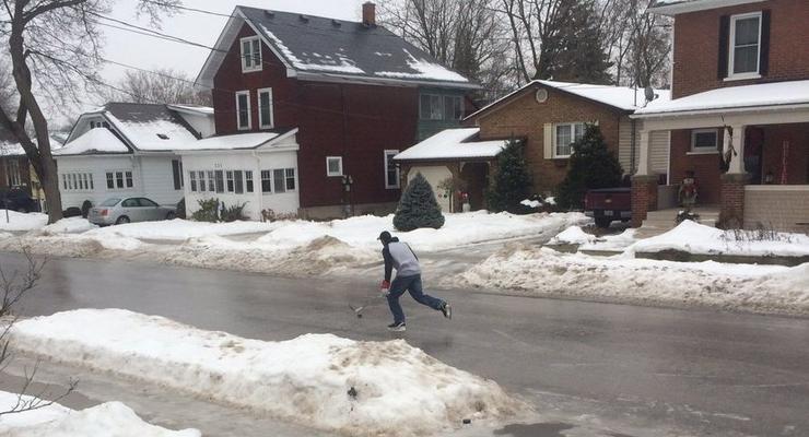 Каток вместо дорог: жителям канадского Онтарио пришлось перейти на коньки