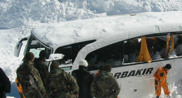 В Турции пассажирский автобус упал со скалы: есть погибшие