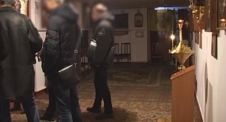 В Киеве подростки напали с ножом на послушницу храма