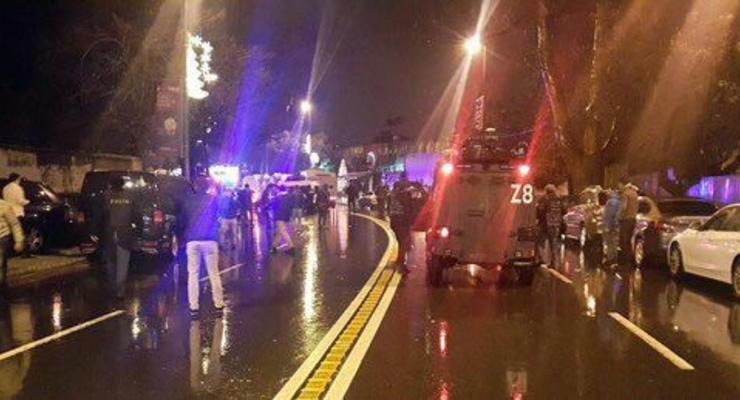 Теракт в Стамбуле: неизвестный расстрелял в ночном клубе десятки людей