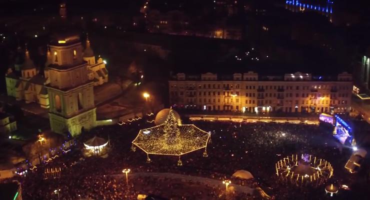 Новогоднюю ночь в Киеве показали с высоты птичьего полета