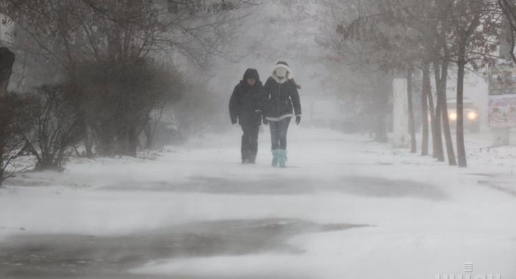 Снегопады накроют пол-Украины, в шести областях закрыты дороги