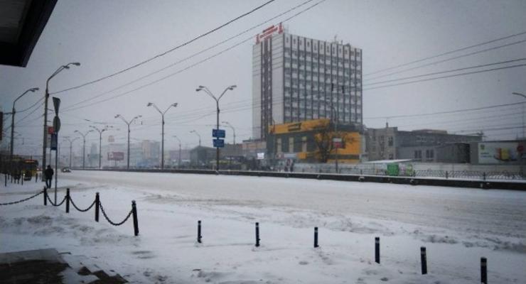 Снегопад в Киеве: чистят дороги, техника не выдерживает