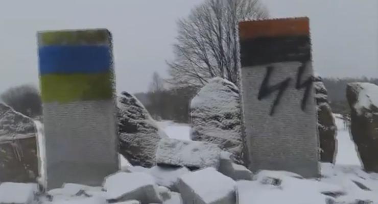 Польша готовит ноту протеста из-за разрушения памятника в Украине