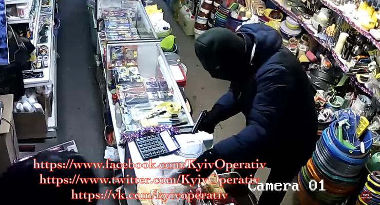 Ограбление киевского магазина попало на видео