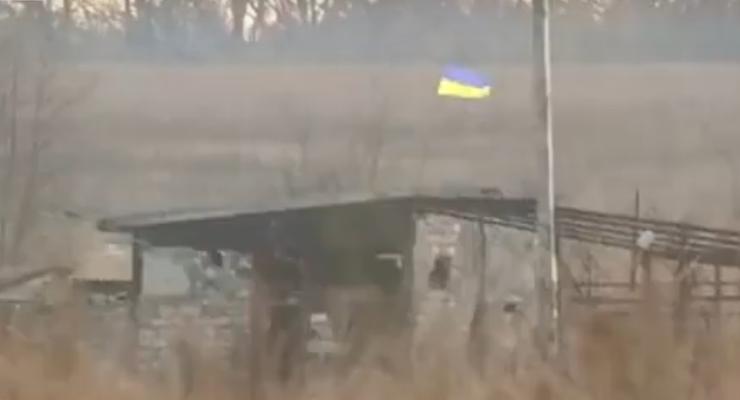Бойцы АТО установили украинский флаг возле Донецкого аэропорта