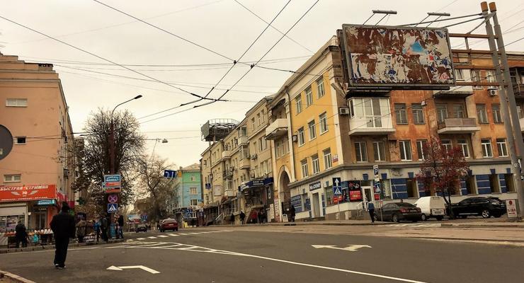 Закрытые магазины и пустые автосалоны: журналист показал, как живет Донецк