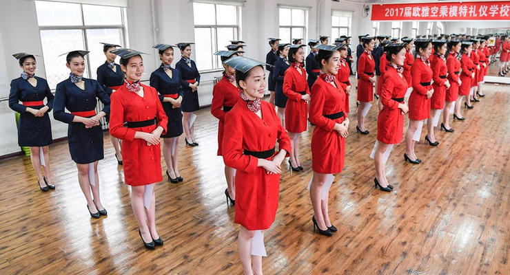 Сжатые колени, приветствие и улыбка: как в Китае учат быть стюардессами