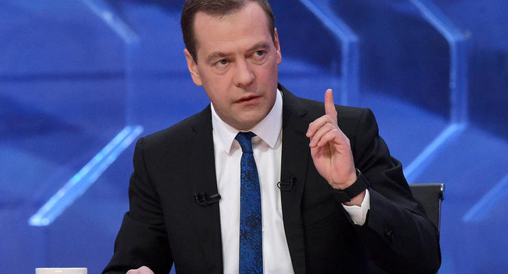 Денег все еще нет: Медведев выступил перед журналистами