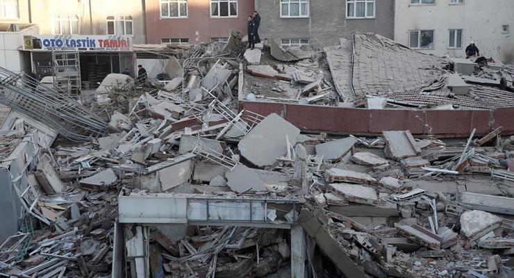 В Стамбуле обрушилось многоэтажное здание, есть погибшие
