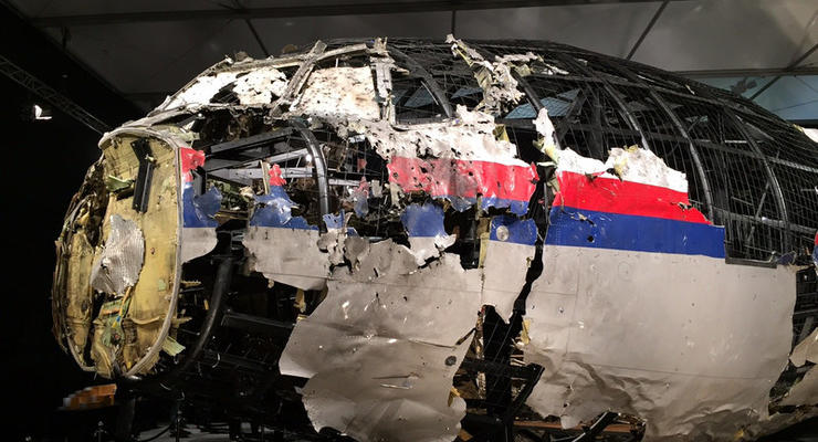 Родственники жертв MH17 требуют возобновить поиск их останков