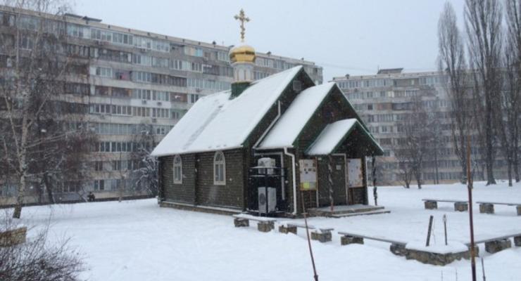 В Киеве неизвестные бросили коктейли Молотова в храм УПЦ МП