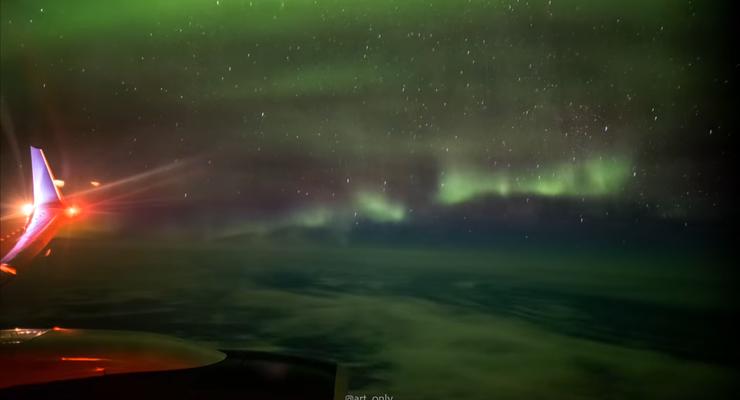 Фотограф снял северное сияние из окна самолета