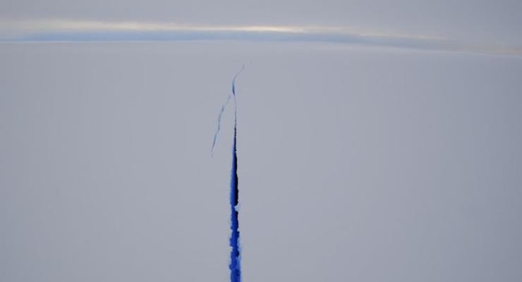 Гигантская трещина в Антарктиде: полярники показали дрон-видео