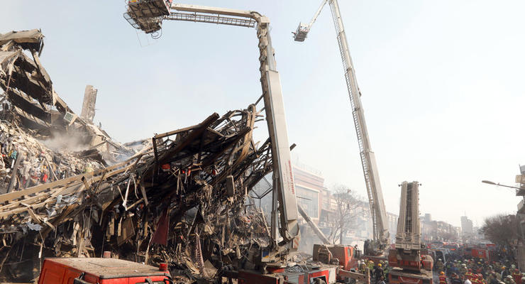 В Иране сгорел и рухнул торговый центр, погибли десятки пожарных