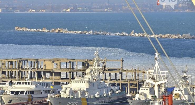 В Одессе военные корабли вмерзли в лед