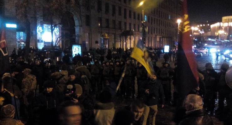 В центре Киева националисты устроили марш и подрались с правоохранителями