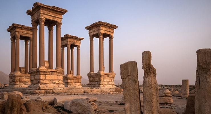 Боевики ИГ в Пальмире взорвали древние Тетрапилон и амфитеатр