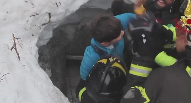 Из-под лавины в Италии спасли детей: трогательное видео