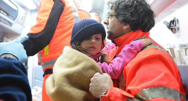 Сход лавины в Италии: нашли живыми четверых детей и женщину