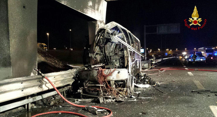 В Италии в аварию попал автобус с детьми: больше десяти погибших