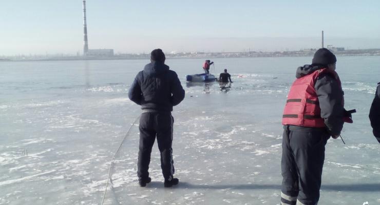 Спасатели нашли тела мальчика и мужчины, провалившихся под лед в Одесской области