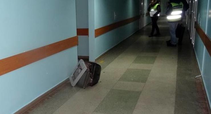 В Киеве мужчина зашел в больницу погреться и украл телевизор