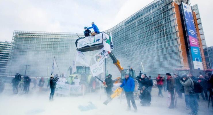 Протест фермеров: штаб-квартиру ЕС засыпали сухим молоком