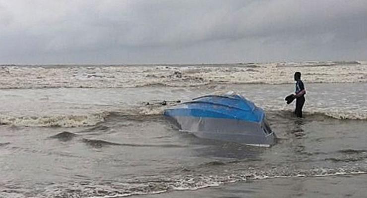 У побережья Малайзии перевернулась лодка: есть погибшие