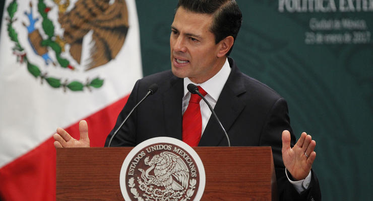 Президент Мексики будет бороться с Трампом за права мигрантов