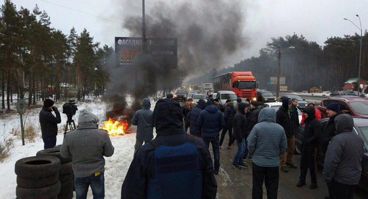 Блокирование въездов в Киев: активисты подожгли шины