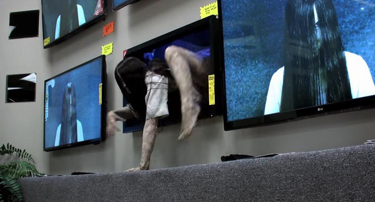 Девочка из Звонка, вылезающая из телевизора, напугала посетителей магазина