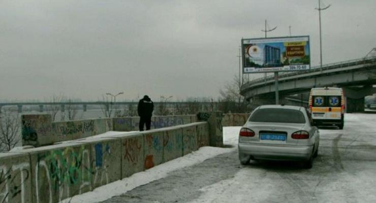 В Киеве мужчина прыгнул с моста Метро и погиб