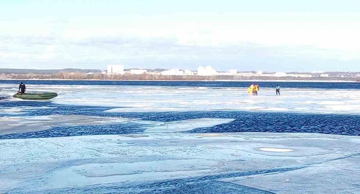 В Киеве 22 рыбака унесло в Днепр на отколовшейся льдине