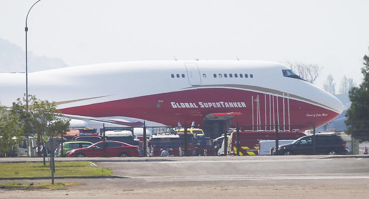 В Чили для борьбы с пожарами прибыл гигантский самолет