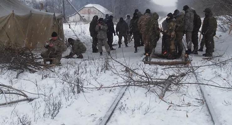 Блокада Донбасса: депутаты и ветераны АТО перекрыли железную дорогу