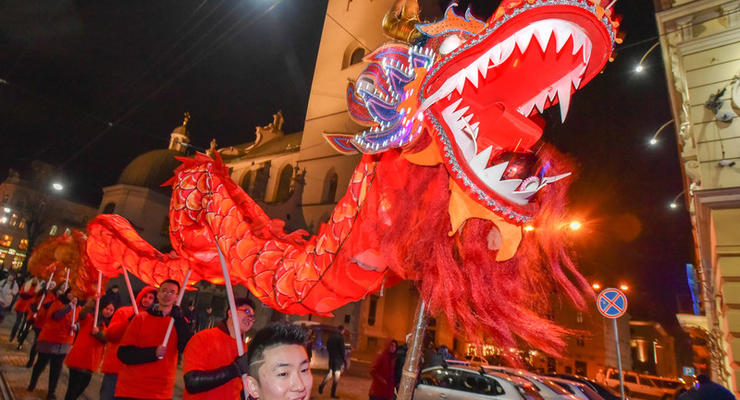 Танцы дракона и фейерверки: как встречали год Петуха в Китае