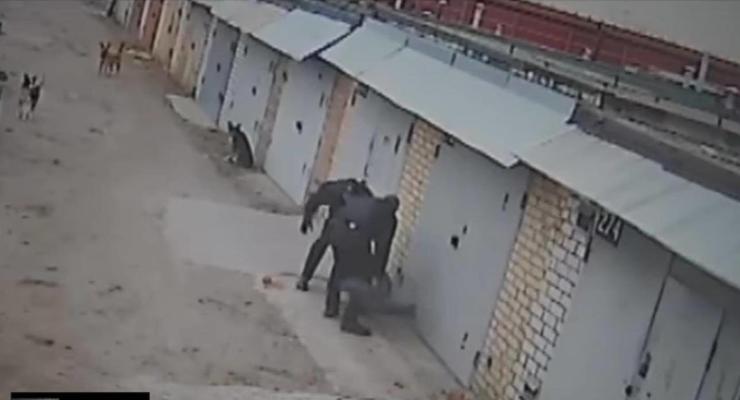 В Киеве полицейские избили снимавшего их мужчину