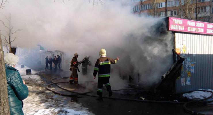 В Киеве произошел пожар в киосках возле станции метро