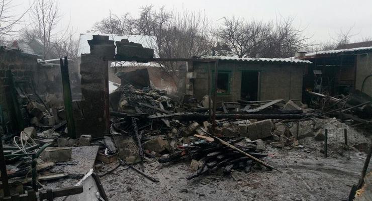 Горят дома и эвакуируют школы: террористы обстреляли Марьинку
