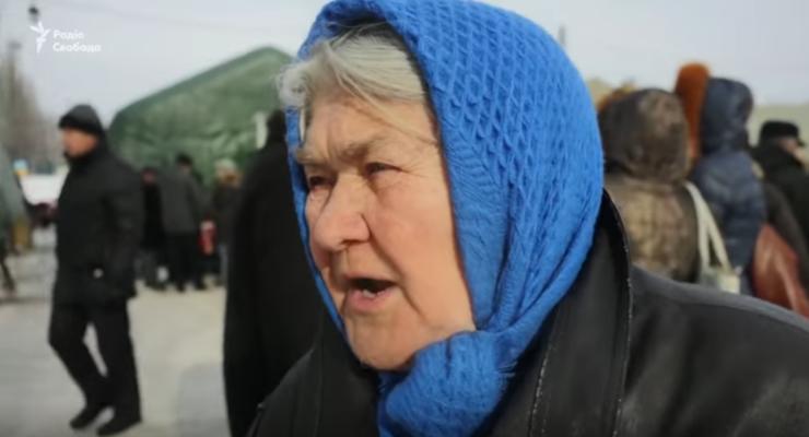 Пенсионерка в очереди за едой в Авдеевке пожаловалась на "укров"