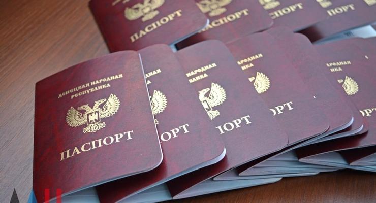 Кремль объяснил использование "паспортов" ЛНР и ДНР гуманитарными соображениями