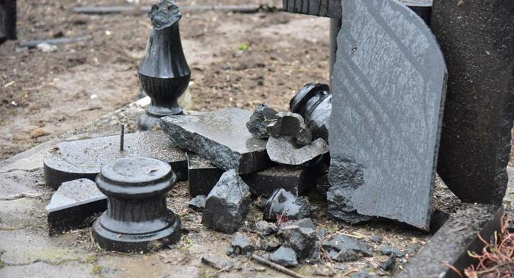 В Сартане в результате обстрела разрушено кладбище