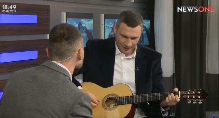 Виталий Кличко сыграл на гитаре впервые за 20 лет