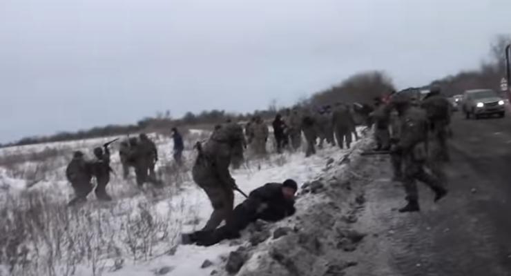 Дубинками по лежачим: видео драки между полицейскими и участниками блокады Донбасса