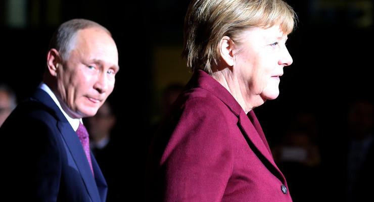 Путин пожаловался Меркель на "провокации" военных ВСУ